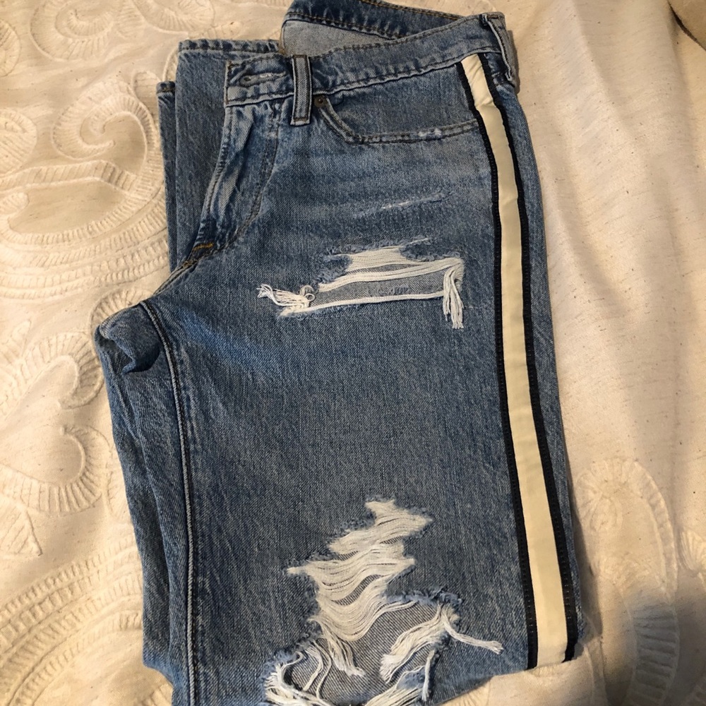 Men’s A&F lightwash/distresed jeans